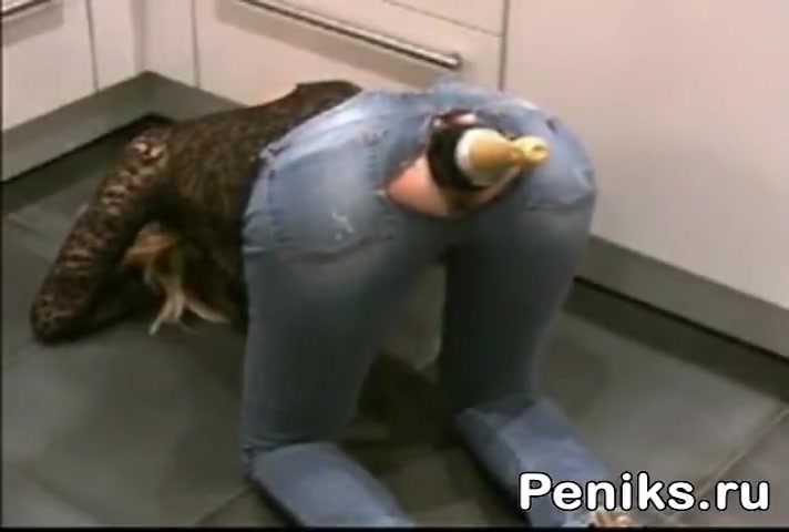 Муж за измену запихал бутылку жене в анал