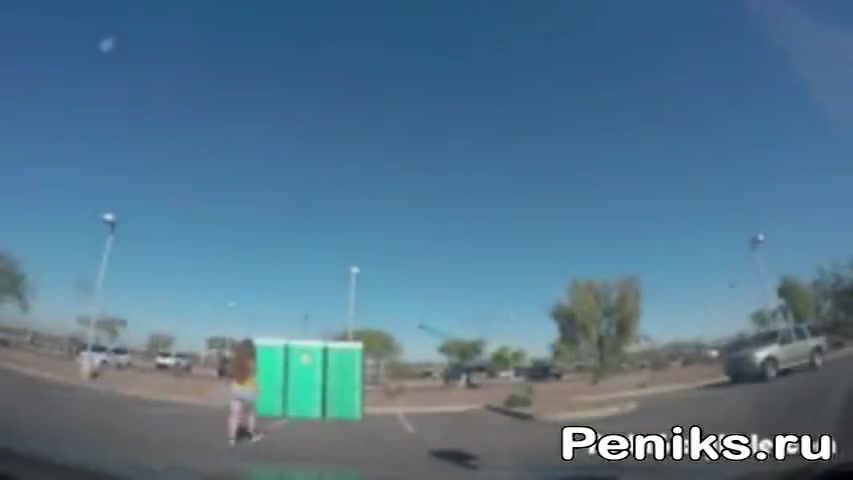 Подборка про девушек которые писают в туалете