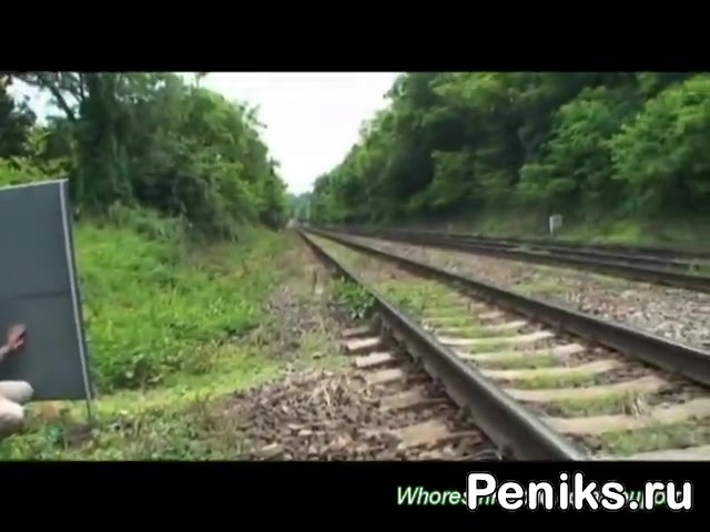 Онанист подсматривает как трахаются в посадках парень с девушкой