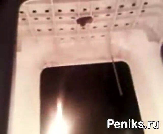 Блонда ебёт себя резиновым членом. Секс пизды и члена из резины