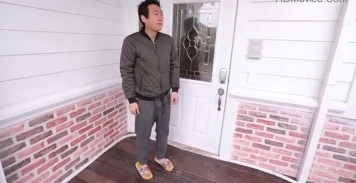 Азиатка впервые трахает перед камерой