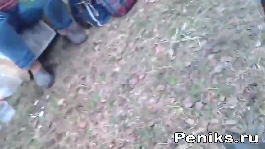 Дрочит на студенток в лесу