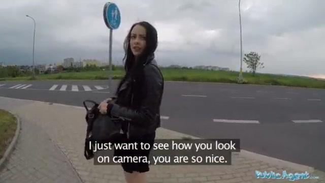 Сочную пизду ебет парень на природе в поле - секс в поле с влажной пиздой