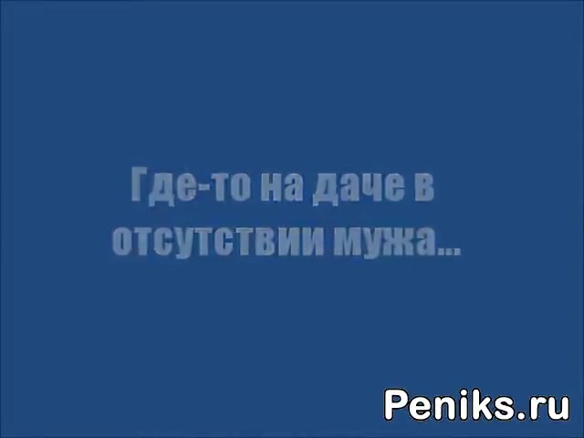 Блонда мастурбирует на камеру снизу