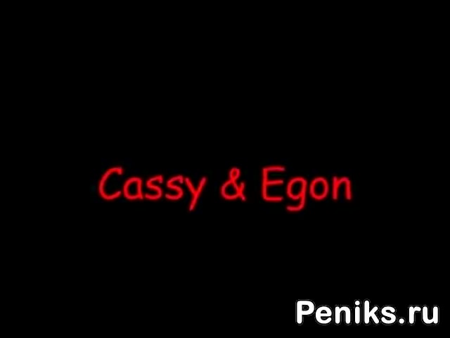 Девушка сидит пиздой на лице парня, а второй парень трахает в анал